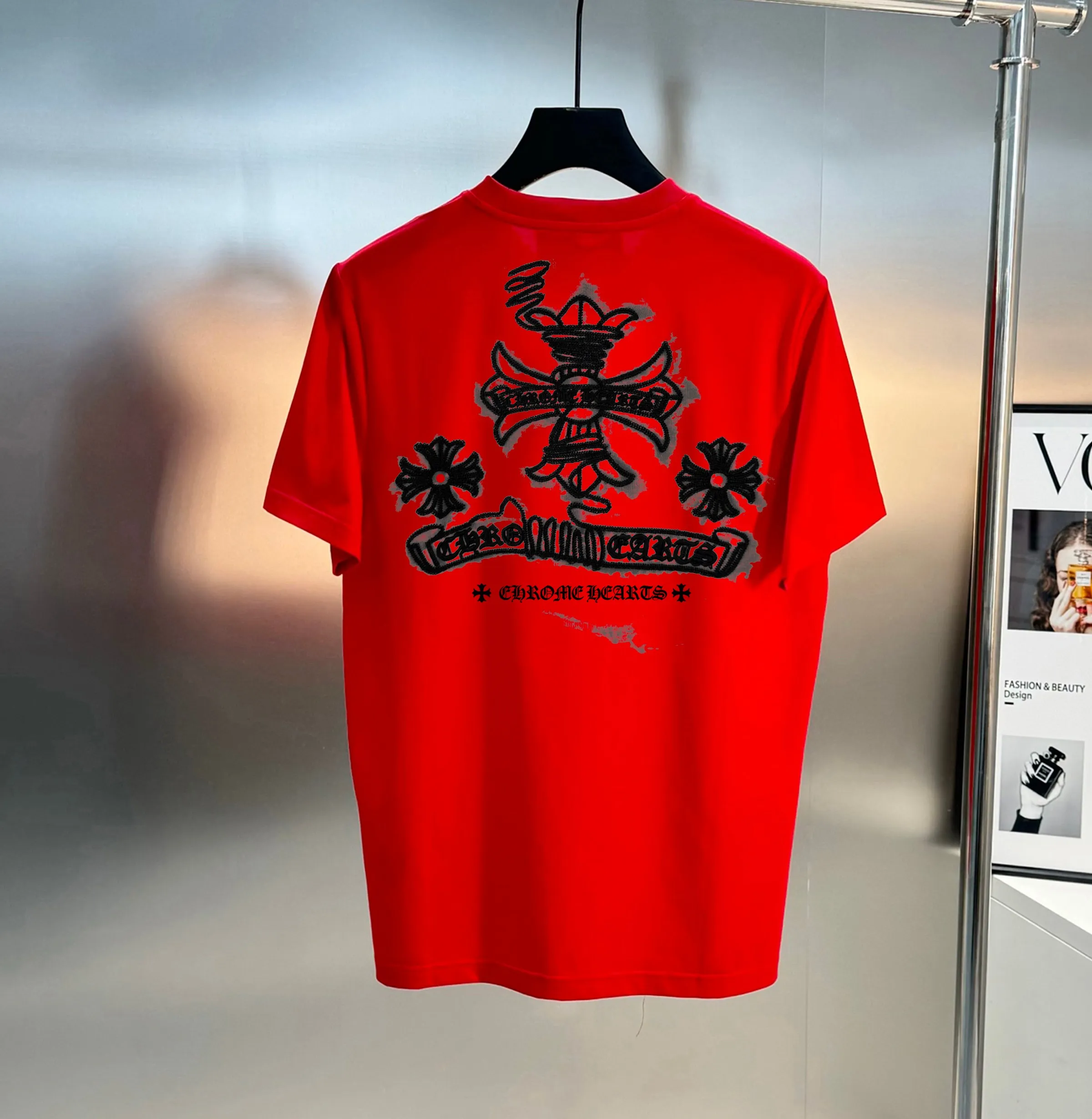 🅿️190 Croix Heart🔥🔥4050 new spring and summer fashionable round neck short sleeves👍high-end customized versatile style! It is more practical and can be easily controlled by anyone 🔥Made from 95% cotton + 5% Tencel 🔥fabric, it feels very nice, does not cause pilling, and does not deform. It is luxurious and classic 🐮logo design, very classy 👍A must buy for those who know the goods! The cut is a loose fit, suitable for both men and women! It shows your aura and also highlights your sophistication. This is its uniqueness. The effect on the upper body is very good. Size: S-XXL ⚠️Reference (model trying on, height 173cm, weight 145kg, wearing size L), can wear up to 200kg.